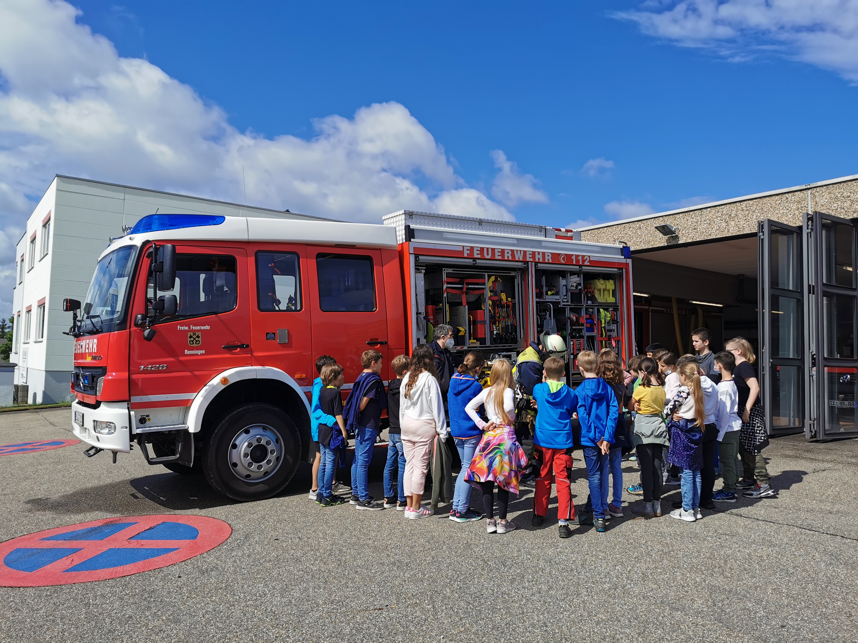 Klasse am Feuerwehrauto