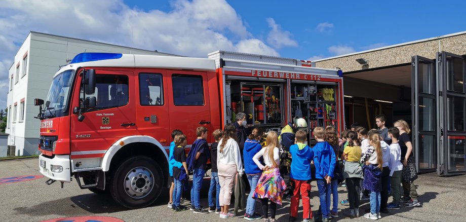 Klasse am Feuerwehrauto